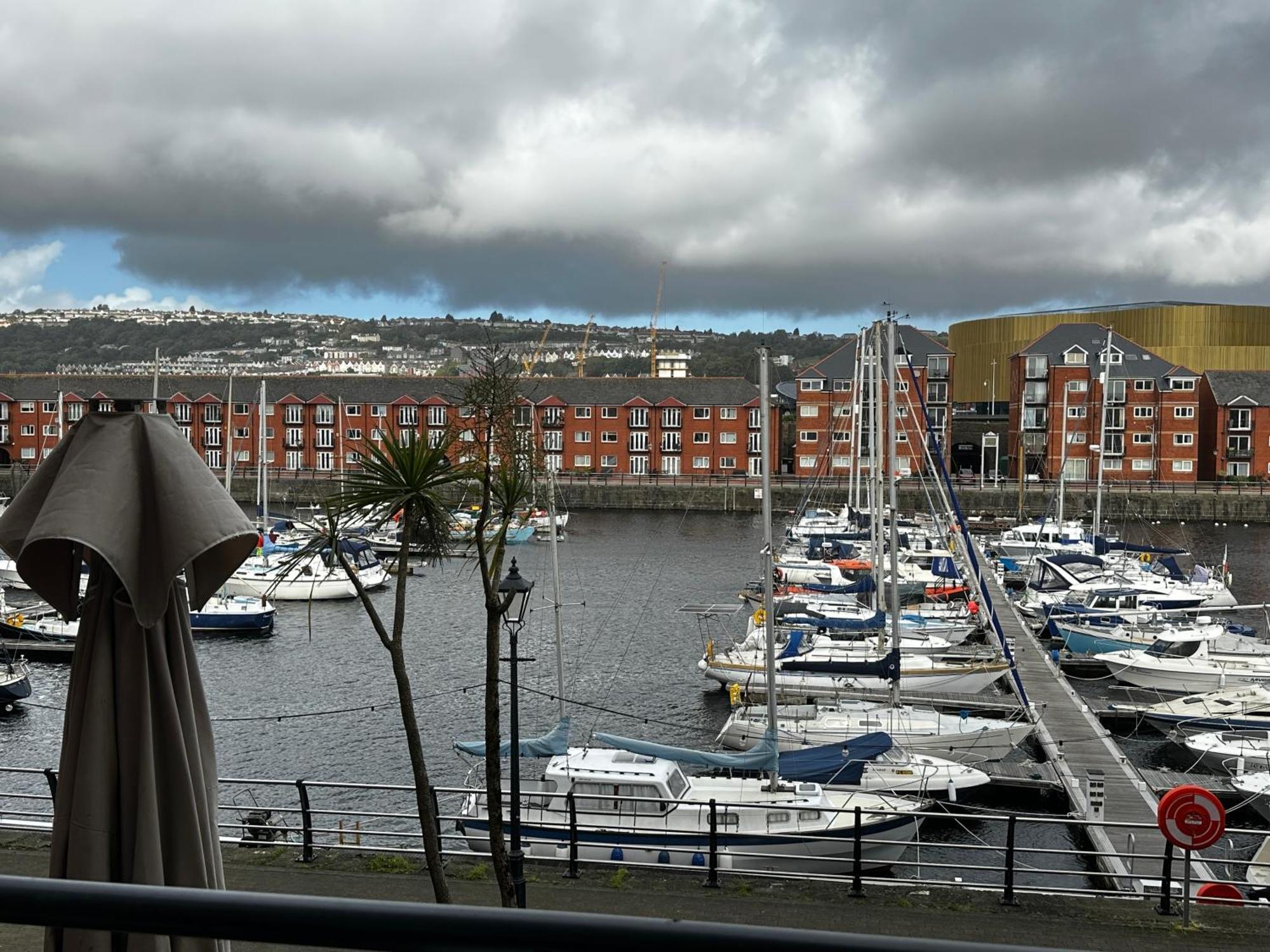 Water Front Apt Walk To The Beach & City Centre Swansea Luaran gambar